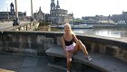 девушка без трусиков в Дрездене