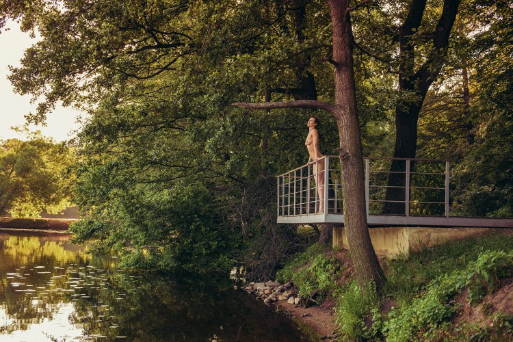 ню фотограф студия сексуально гола ліжко одна на вулиці парк царицыно