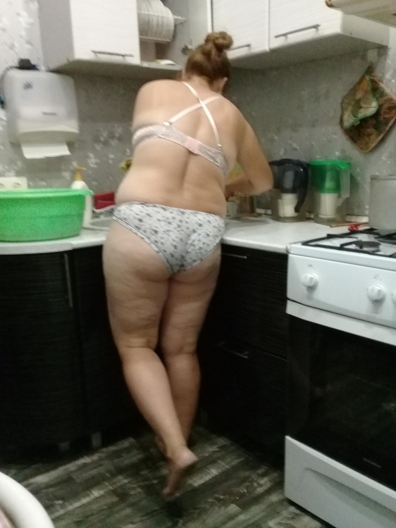 Моя хозяюшка моет посуду.