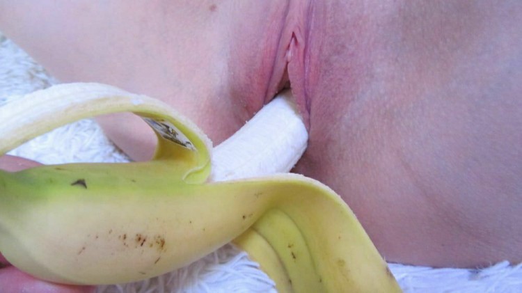 Банан застрял. Есть молодая девушка готова помочь достать его?
