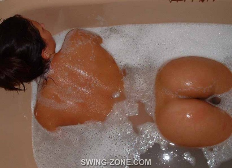голая жена в ванной